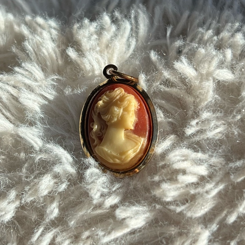 Vintage Cameo Pendant - Picture 2 of 5